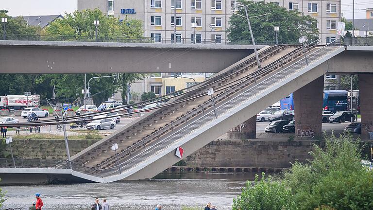 Carolabrücke in Dresden eingestürzt - Die Brücke in Dresden liegt zum Teil im Wasser. Carolabrücke in Dresden eingestürzt - Die Brücke in Dresden liegt zum Teil im Wasser.