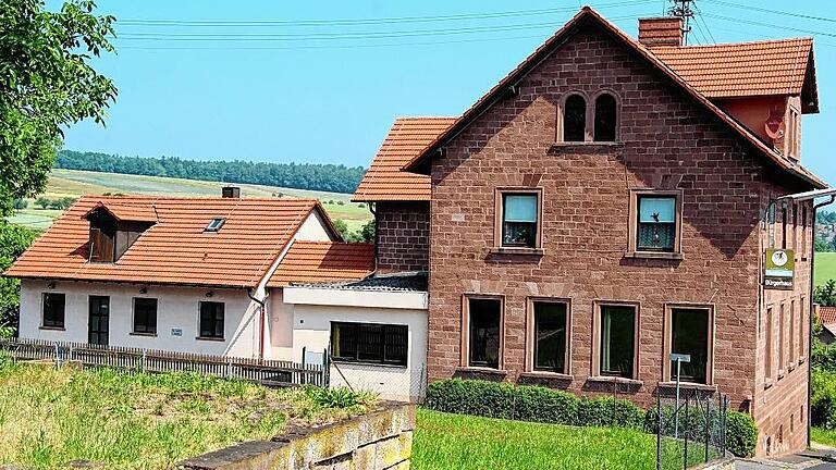 Noch sieht das Bürgerhaus in Glasofen so aus – aber die Erweiterung und Sanierung nimmt nun Form an. Noch sieht das Bürgerhaus in Glasofen so aus – aber die Erweiterung und Sanierung nimmt nun Form an.