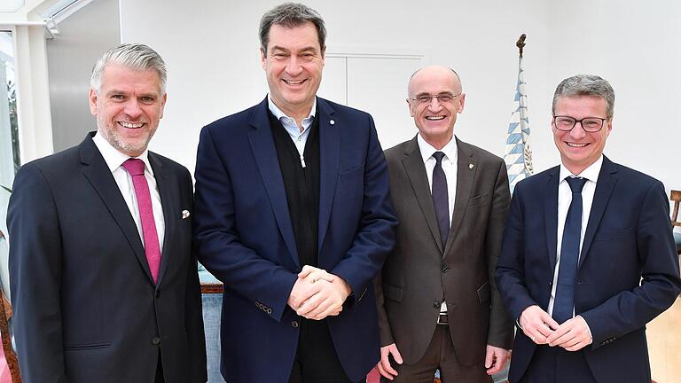 Landrat Wilhelm Schneider und Landtagsabgeordneter Steffen Vogel (links) freuen sich über die guten Nachrichten aus der Bayerischen Staatskanzlei: Ministerpräsident Marcus Söder (2. links) und Wissenschaftsminister Bernd Sibler (rechts) gaben grünes Licht für die Errichtung eines Technologie-Transfer-Zentrums im Landkreis Haßberge. Landrat Wilhelm Schneider und Landtagsabgeordneter Steffen Vogel (links) freuen sich über die guten Nachrichten aus der Bayerischen Staatskanzlei: Ministerpräsident Marcus Söder (2. links) und Wissenschaftsminister Bernd Sibler (rechts) gaben grünes Licht für die Errichtung eines Technologie-Transfer-Zentrums im Landkreis Haßberge.