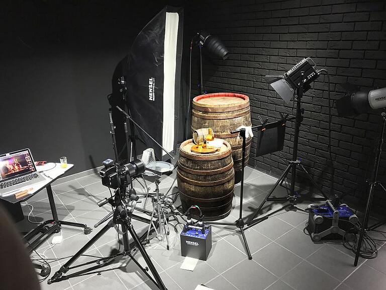 Das Bild vermittelt einen Eindruck vom Aufbau der ganzen Fototechnik im Rottmannschen Schwarzstudio, um dann ein gelungenes Produktbild vom 'Bierbrand' zu bekommen. Das Bild vermittelt einen Eindruck vom Aufbau der ganzen Fototechnik im Rottmannschen Schwarzstudio, um dann ein gelungenes Produktbild vom 'Bierbrand' zu bekommen.
