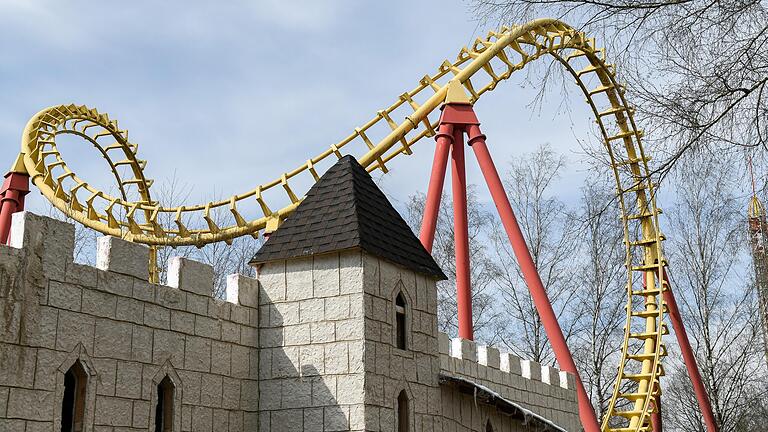 Der ehemalige Boomerang mit seinen drei Überkopfelementen geht in sein 21. Jahr, heißt jetzt 'Der Fluch des Kraken' und wird neuerdings von einer Ritterburg umhüllt. Der ehemalige Boomerang mit seinen drei Überkopfelementen geht in sein 21. Jahr, heißt jetzt 'Der Fluch des Kraken' und wird neuerdings von einer Ritterburg umhüllt.
