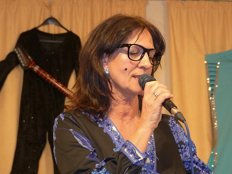 Voll im Schlagerthema war Christine Schöner mit ihrer Darstellung von Nana Mouskouri . Der Text 'Kleine Dosen von Arsen' begeisterte den voll besetzten Saal beim Frauenfasching in Poppenhausen. Voll im Schlagerthema war Christine Schöner mit ihrer Darstellung von Nana Mouskouri . Der Text 'Kleine Dosen von Arsen' begeisterte den voll besetzten Saal beim Frauenfasching in Poppenhausen.