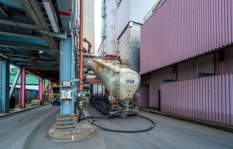 Seit 2020 wird im Gemeinschaftskraftwerk Schweinfurt Trockenklärschlamm angeliefert -und verbrannt. Nach und nach soll er die Kohle ersetzen. Seit 2020 wird im Gemeinschaftskraftwerk Schweinfurt Trockenklärschlamm angeliefert -und verbrannt. Nach und nach soll er die Kohle ersetzen.