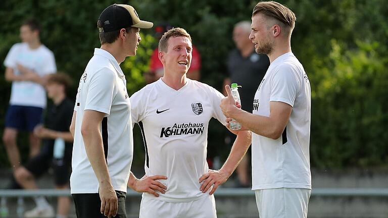 Im Gespräch mit Kapitän Marvin Schramm (rechts): Karlburgs Trainer Markus Köhler (links) und sein spielender Assistent Sebastian Fries. Köhler und Fries gehen im Sommer in ihre sechste Saison bei der ersten TSV-Mannschaft.