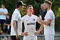 Im Gespräch mit Kapitän Marvin Schramm (rechts): Karlburgs Trainer Markus Köhler (links) und sein spielender Assistent Sebastian Fries. Köhler und Fries gehen im Sommer in ihre sechste Saison bei der ersten TSV-Mannschaft.