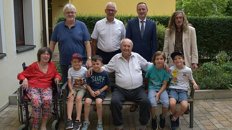 Zum 95. Geburtstag von Willi Eisemann (vorne Mitte) gratulierten Sohn Georg, Bürgermeister Günther Werner, stellvertretender Landrat Michael Ziegler und Sohn Roland (hinten von links) sowie Nichte Elfi Hülß und die Urenkel Felix, Hannes, Luis und Paul (vorne von links).