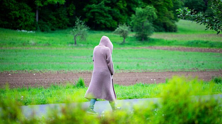 Lange Spaziergänge helfen Marianne dabei, ihre inneren Kämpfe mit sich auszutragen und auszudiskutieren. Lange Spaziergänge helfen Marianne dabei, ihre inneren Kämpfe mit sich auszutragen und auszudiskutieren.