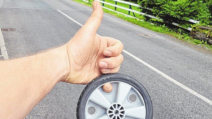 Ein Rad ab: Frank Schmitts Trolley versagte zwar schnell, dafür erbarmten sich die Autofahrer beim Trampen um so mehr für den Unterfranken.