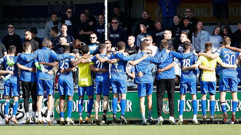 Die Spieler des FV 04 Würzburg feiern nach dem gewonnenen Rückspiel den Sieg im Relegationsduell mit dem TSV Karlburg mit ihren Fans auf der Sepp-Endres-Sportanlage.