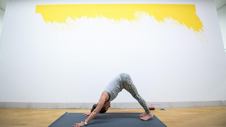 Yoga im Museum       -  Yoga liegt voll im Trend. Dabei gibt es ganz verschiedene Arten - und jede hat andere Vorteile für den Körper.