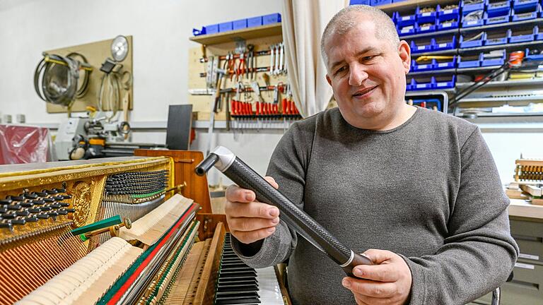 Klavierstimmer Christian Tischler aus Trennfeld zeigt das Werkzeug, mit dem er am häufigsten arbeitet: einen Stimmhammer, der genutzt wird, um an den Stimmwirbeln zu drehen, um die die Saiten gewickelt sind. So wird die Spannung der Saiten reguliert.