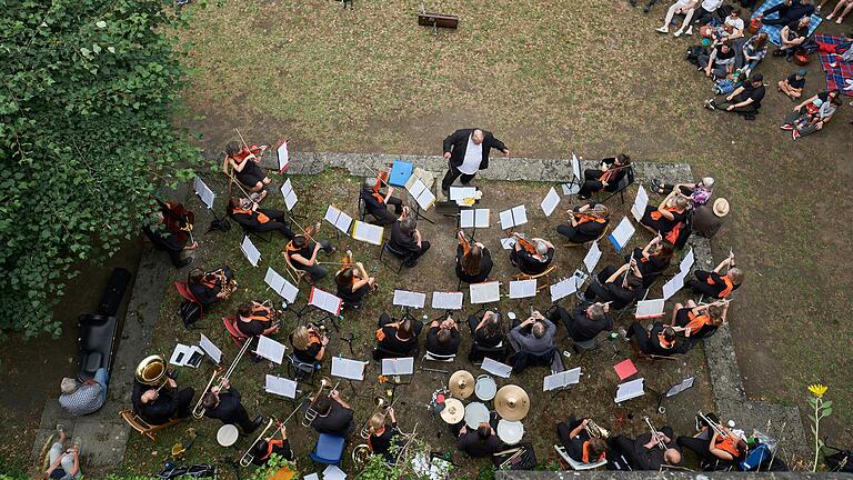 'Musik zum Träumen und mitreißende Rhythmen' verspricht das Pops Orchestra Würzburg dem Publikum bei seinem Auftritt im Hofgarten der Würzburger Residenz. 'Musik zum Träumen und mitreißende Rhythmen' verspricht das Pops Orchestra Würzburg dem Publikum bei seinem Auftritt im Hofgarten der Würzburger Residenz.