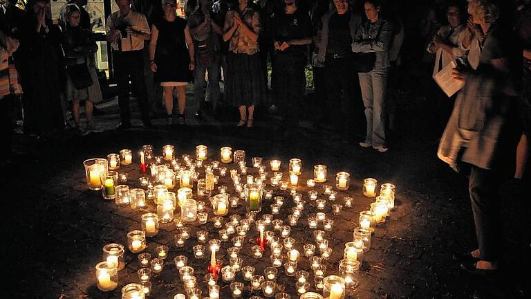 Ein Herz aus Kerzen leuchtet vor dem Evangelischen Gemeindehaus in Boxberg. Unter dem Motto „Herz statt Hetze“ stand die Alternativveranstaltung zum Auftritt der rechtsextremen Band „Permafrost“ bei einem Open-Air-Festival in Bobstadt. Ein Herz aus Kerzen leuchtet vor dem Evangelischen Gemeindehaus in Boxberg. Unter dem Motto „Herz statt Hetze“ stand die Alternativveranstaltung zum Auftritt der rechtsextremen Band „Permafrost“ bei einem Open-Air-Festival in Bobstadt.
