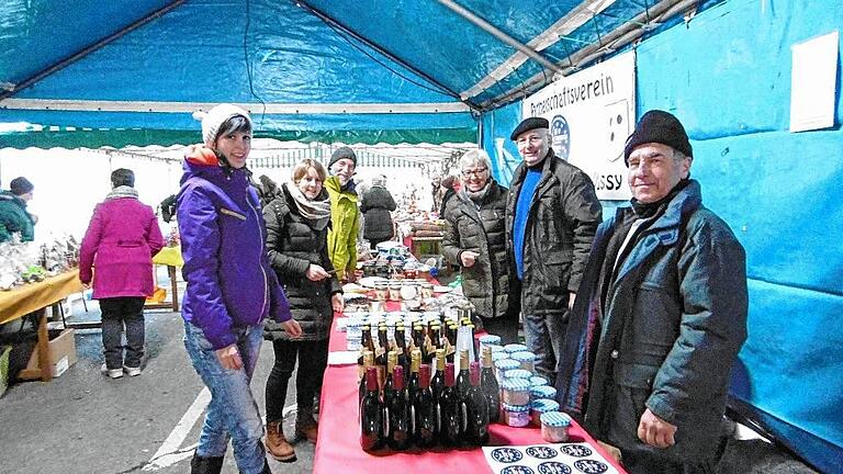 Leckeres aus Triefenstein: Heimische Produkte bot eine Delegation um Bürgermeister Endres in der Partnergemeinde Vassy an.Foto: Magalie Lenormand Leckeres aus Triefenstein: Heimische Produkte bot eine Delegation um Bürgermeister Endres in der Partnergemeinde Vassy an.Foto: Magalie Lenormand