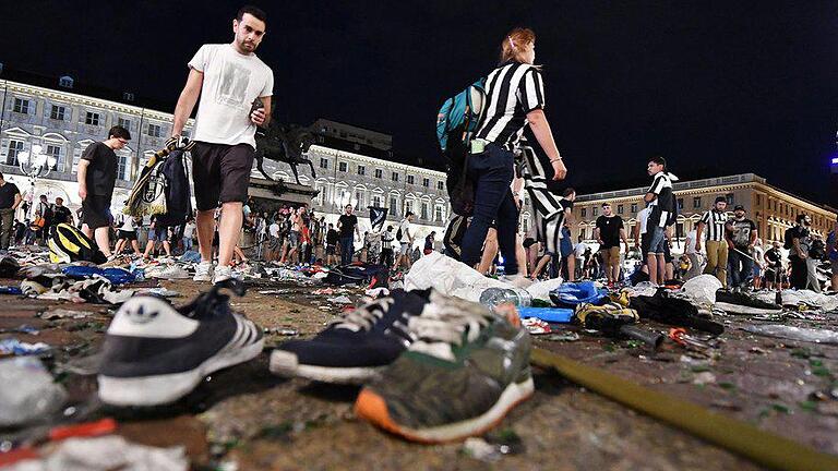 Verwüstung       -  Bei einer Panik auf dem zentralen Platz San Carlo in Turin wurden über 600 Juve-Fans verletzt. Foto: Alessandro Di Marco