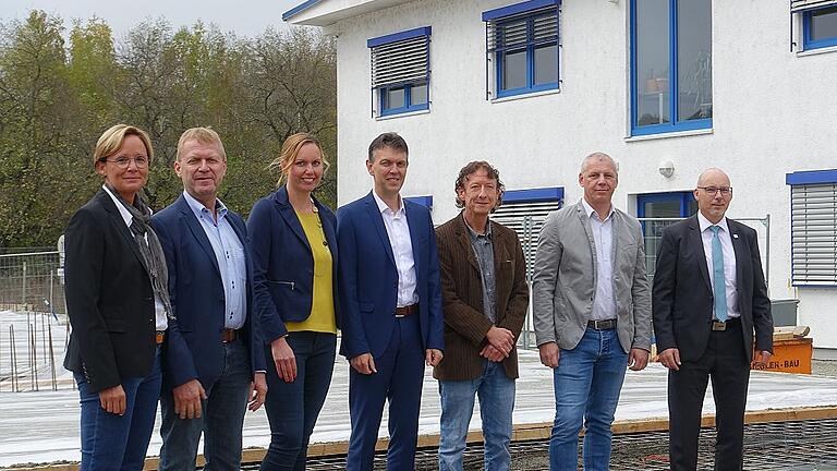 Das Fundament für das neue Verwaltungs- und Schulungsgebäude der Firma LohrElement in Langenprozelten ist gelegt. Darüber freuen sich (von links) Architektin Daniela Wagner, Bauunternehmer Johannes Siegler, die Lohr-Element-Geschäftsführer Stefanie Träger und Klaus Roth, die Gesellschafter Norbert Protzmann und Ralf Hagedorn sowie Bürgermeister Jürgen Lippert.