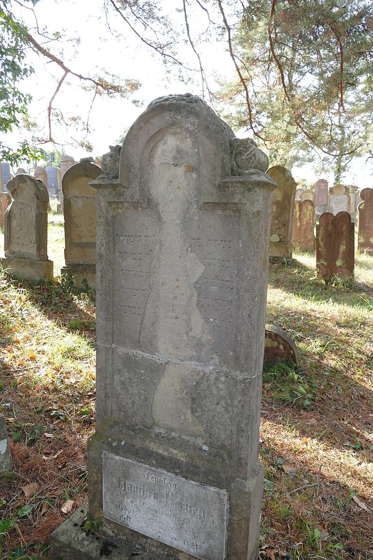 Jüdische Grabsteine wurden auch auf dem Laudenbacher Friedhof geschändet. Hier wurden die Symbole und die Inschriften zerstört.