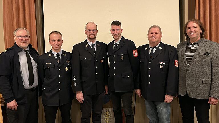 Auf dem Foto (von links): Kreisbrandinspektor Andreas Schmitt, 2. Kommandant Tobias Haas, 1. Vorsitzender Sebastian Englert, 1. Kommandant Tobias Kunkel, Ehrenkommandant Egon Kunkel, Bürgermeister Richard Roos.