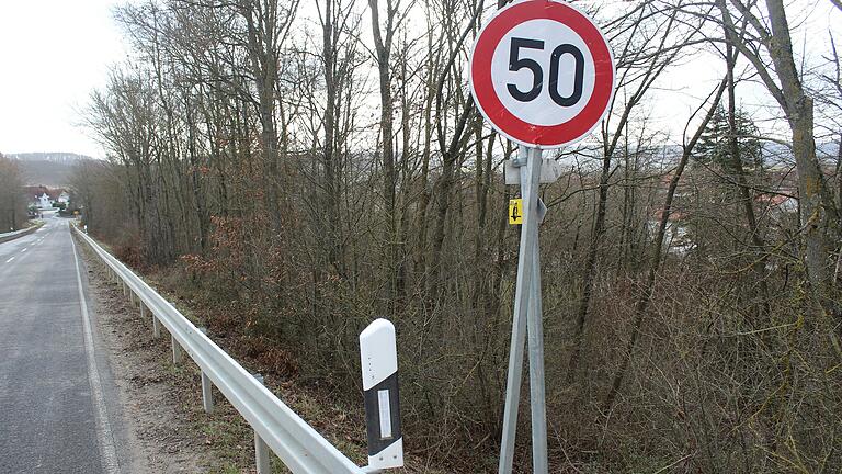 Leitplanke contra Wanderweg: Der Verlauf eines Wanderwegs in Abtswind wird geändert. Anstatt nach rechts abzubiegen, müssen Wanderer künftig ein Stück die Straße entlang gehen.