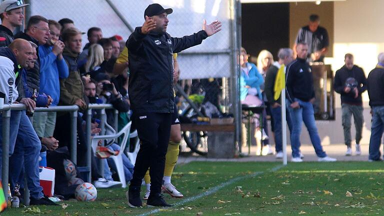 Steht aktuell mit seinem Team in der Bezirksliga gut da: Stefan Riegler, Trainer des TSV Ettleben.