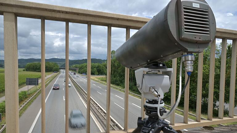 Protest gegen neue Super-Radarfallen in Frankreich - Ein in den Niederlanden erfolgreicher „Handy-Blitzer” wurde in Rheinland-Pfalz getestet (Archivbild). Protest gegen neue Super-Radarfallen in Frankreich - Ein in den Niederlanden erfolgreicher „Handy-Blitzer” wurde in Rheinland-Pfalz getestet (Archivbild).