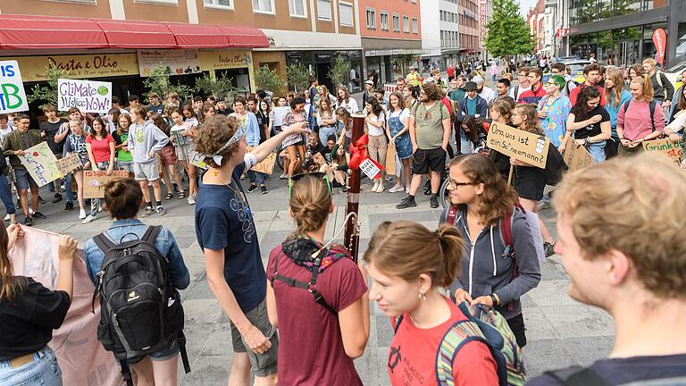 Kurz vor der Sommerpause demonstrierten noch einmal zahlreiche Schülerinnen und Schüler in der Würzburger Innenstadt für mehr Klimaschutz.