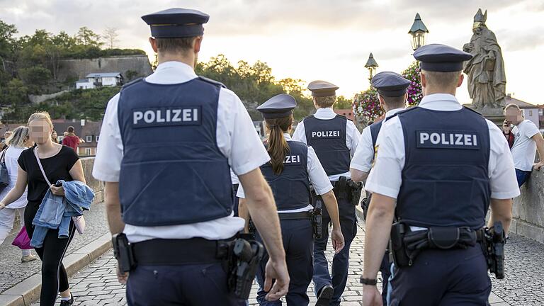 Auf der Alten Mainbrücke in Würzburg galt an den vergangenen beiden Wochenenden ein Alkoholverbot ab 16 Uhr. Polizisten kontrollierten, ob die Corona-Einschränkungen eingehalten werden.