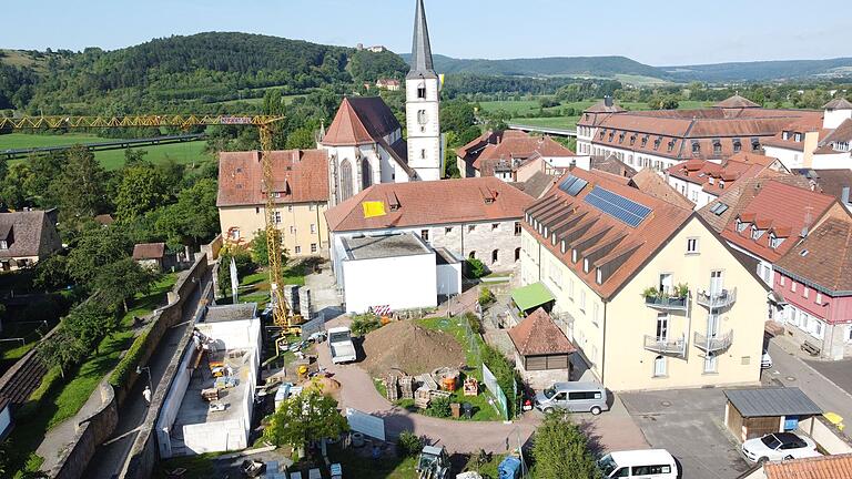 Der Rohbau für die Hackschnitzelheizung (vorne links) wächst. Damit will die Kirchenstiftung in Hammelburg künftig das Pfarrhaus (hinter dem Baukran), die Stadtpfarrkirche, das Johannes-Martin-Haus (vor der Kirche) und das Vincenz-Koch-Haus (rechts) beheizen.