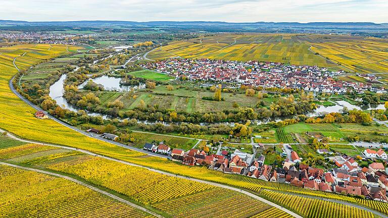 In Volkach geht es am Terroir-f-Standpunkt um das Klima und seine Effekte auf den Weinanbau. Wer sich erfreulicheren Dingen widmen möchte, genießt die Aussicht.