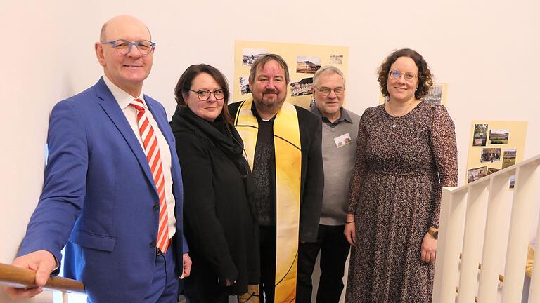 Über die offizielle Einweihung des Caritashauses mit Kinderkripe und Mittagsbetreuung freuen sich (von links): Bürgermeister Thomas Stadelmann, Kindergartenleiterin Susanne&nbsp;Bös-Naumann, Pfarrer Michael Erhart, Dietmar Herrnleben (Vorsitzender Caritasverein) und Diana Klüh (Leiterin Mittagsbetreuung).