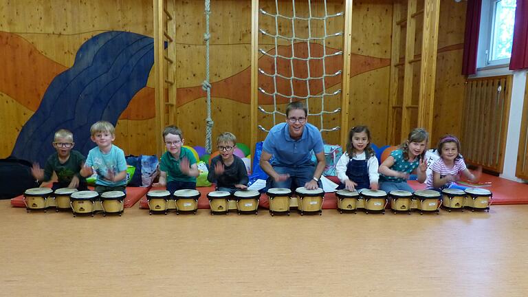 Beim Kindergarten-Konzert des Bongo-Kurses war hohe Konzentration, aber auch viel Freude am Musizieren bei den Kindern zu beobachten. Mit auf dem Bild Kursleiter Adrian Blümm.