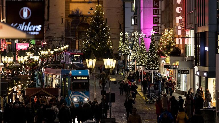 Endlich Weihnachten! Moment, das dauert ja noch ein wenig. Wer jedoch in der Stadt unterwegs ist, kann sich vor der Vorweihnachtspanik kaum retten.