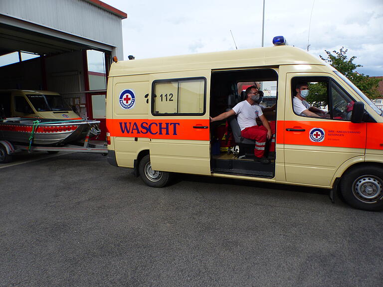 Ab geht die Post! Das Einsatzfahrzeug rollt mit dem Boot aus der Garage. Ab geht die Post! Das Einsatzfahrzeug rollt mit dem Boot aus der Garage.