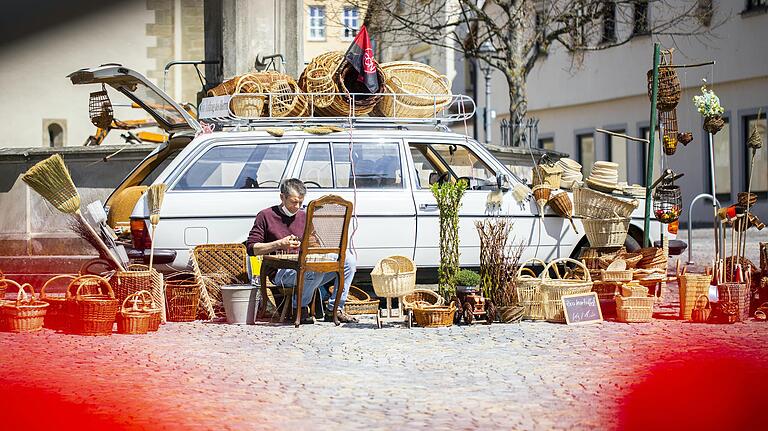 Korbmacher Stefan Rippstein auf dem Marktplatz in Haßfurt.