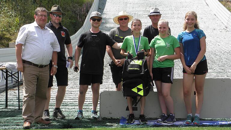 Abschiedsfoto mit Janis Kansog, der ans Sportgymnasium Oberhof wechselt (von links): Stellvertretender Landrat Josef Demar, Michael Beer (Vorsitzender RWV Haselbach), Maximilian Lange (Trainer), Nico Chlebowy (Sprunglaufwart RWV Haselbach), Janis Kansog, Ewald Simon (Vorsitzender WSV Oberweißenbrunn), Anna Chlebowy und Marlene Günther.