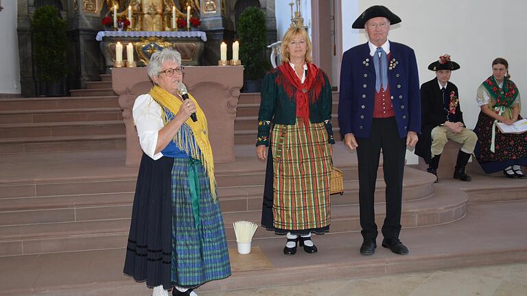 Die erneuerte fränkische Tracht der Freunde fränkischen Brauchtums stellte Gudrun Wiesner während der 'AndersZeit' vor.