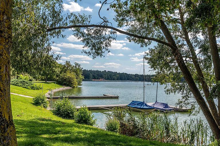 Der Schweinfurter Baggersee - perfekt zum Ausspannen nach der kleinen Wanderung. Der Schweinfurter Baggersee - perfekt zum Ausspannen nach der kleinen Wanderung.