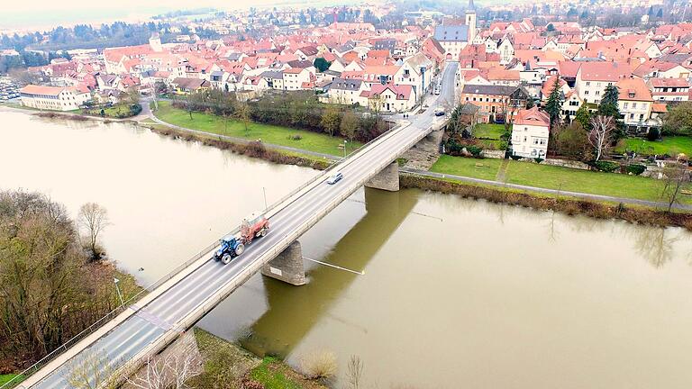 Blick von oben auf die Mainbrücke Haßfurt und die Verkehrsführung hinein in die Innenstadt.