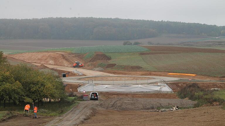 Die Bauarbeiten rund um Wiesenfeld laufen seit vier Monaten auf Hochtouren. Derzeit nimmt der Kreisverkehr im Bereich der Rohrbacher Straße langsam Formen an.