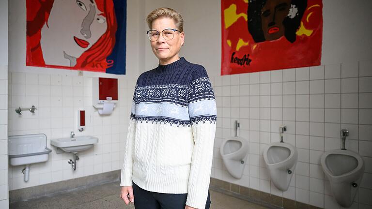 Simone Hofmann, Schulleiterin der Pestalozzi-Mittelschule im Grombühl, zeigt das Schulklo. Die alten Toiletten sind nur eines von vielen baulichen Problemen der Schule.