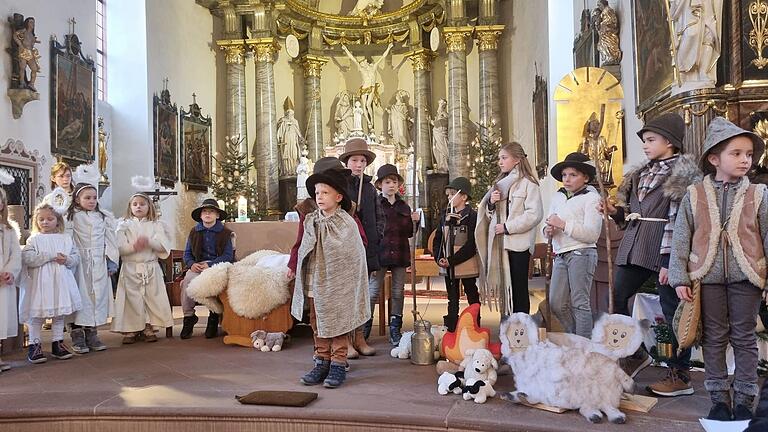 Das Bild zeigt die mitwirkenden Kinder des diesjährigen musikalischen Krippenspiels in Hafenlohr.