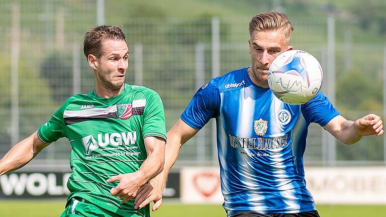 Wuerzburger FV - TSV Abtswind       -  Konzentrierte Blicke aufs runde Leder: (von links) Abtswinds Frank Hartlehnert im Zweikampf mit WFV-Spieler Calvin Gehret.