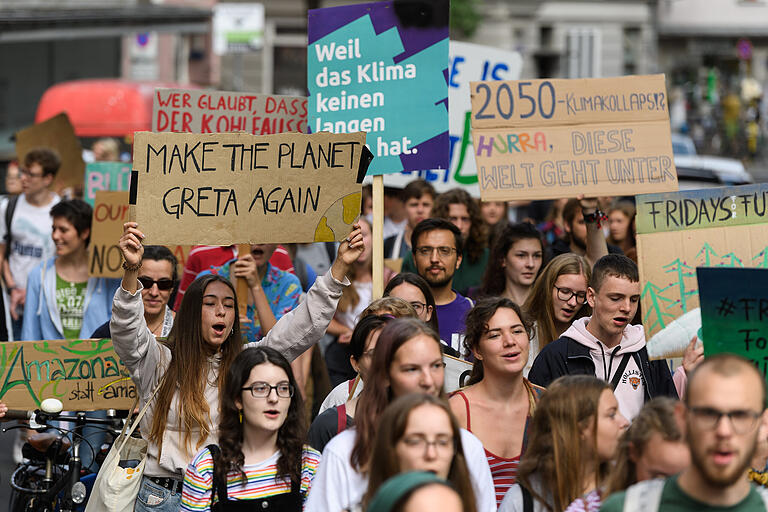 Zahlreiche Schüler demonstrieren immer wieder in der Würzburger Innenstadt für mehr Klimaschutz.