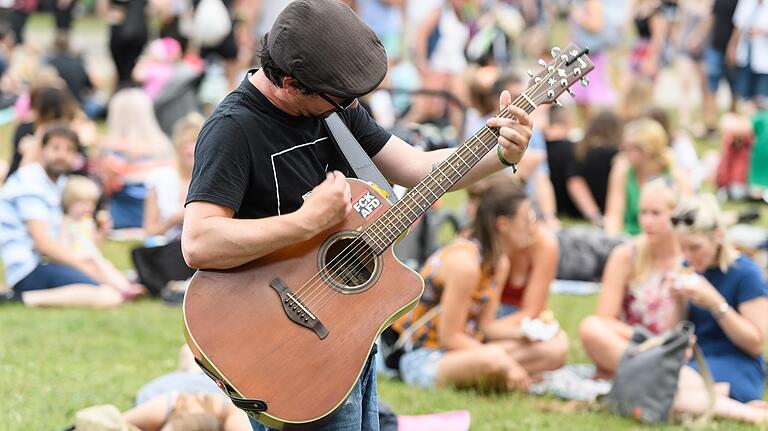 Wer beim Picknicken nicht gerade die Gitarre eingepackt hat, für den sind handliche Bluetooth-Lautsprecher eine gute Lösung.