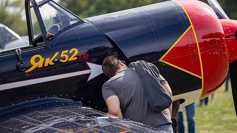 Einblicke in die Technik der Oldtimer beim Fliegertreffen auf dem Flugplatz bei Schwebheim.