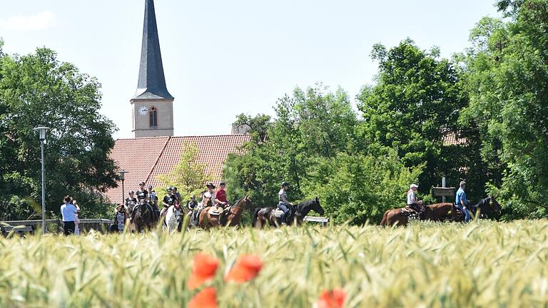 Nach einem kurzen Gebet in der Ortsmitte geht es beim Pfingstritt hinaus in die Flur von Unsleben.