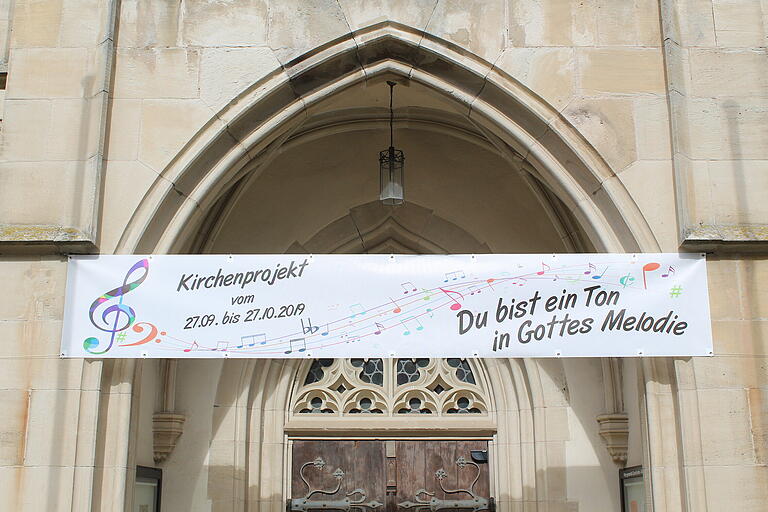 Ein Transparent weist an der Gerolzhöfer Stadtpfarrkirche auf das neue Projekt hin.