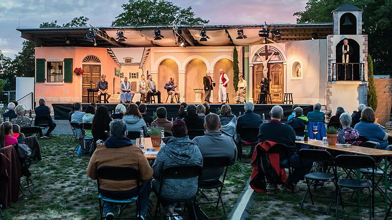 Unter freiem Himmel: Das Chambinzky führte im Sommer das Stück „Don Camillo und Peppone“ im Alten Park am Hubland auf.