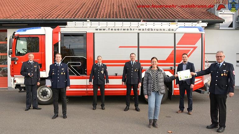 Digitalisierungsprojekt der&nbsp;Waldbrunner Feuerwehr: (im Bild von links): Christian Baunach (stellvertretender Vorsitzender), Marcus Kraus, Marco Fella, Florian Garrecht, Andrea Rothenbucher (Vorsitzende der Allianz Waldsassengau und Bürgermeisterin der Gemeinde Hettstadt), Markus Haberstumpf (Bürgermeister der Gemeinde Waldbrunn und stellvertretender Kommandant), Alfred Wilhelm (Kommandant und Vorsitzender).