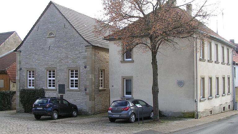 Die ehemalige Synagoge (links) und das jüdische Gemeindehaus (rechts) in Gaukönigshofen sind ebenso noch erhalten wie die Mikwe und Schutzjudenhäuser. Für die Entwicklung der jüdischen Geschichte wird nun ein Konzept in Auftrag gegeben.